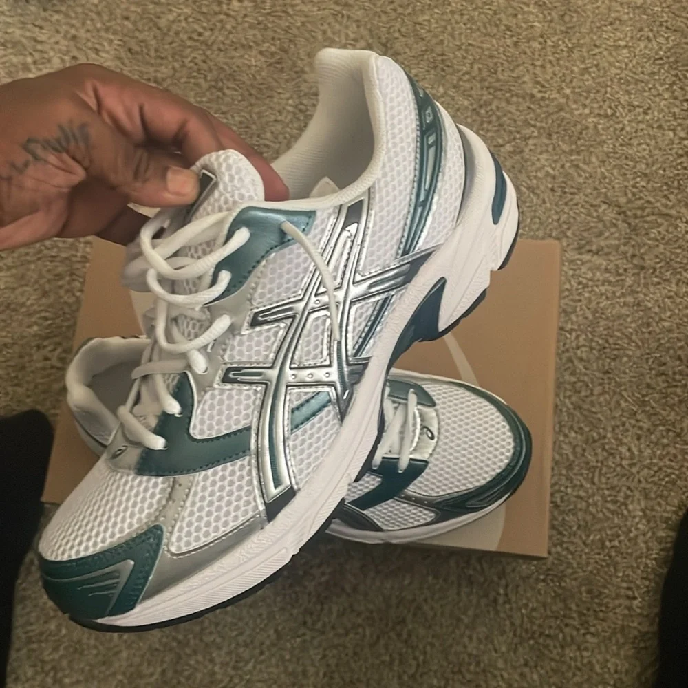 ASICS - Picture 3 of 6